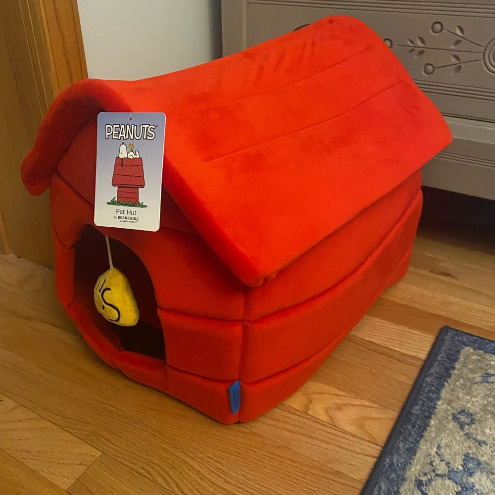 NWT PEANUTS PET HUT